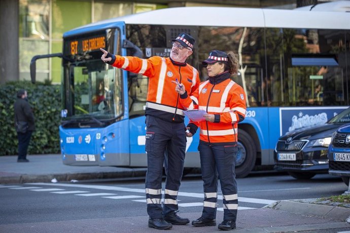 Archivo - Los agentes de movilidad en Madrid pasan del color amarillo al rojo flúor