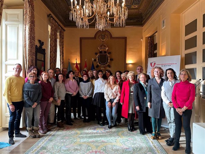 Foto de grupo de los representantes de las asociaciones y grupos, miembros de la Plataforma del Voluntariado de Segovia, asistentes al acto.