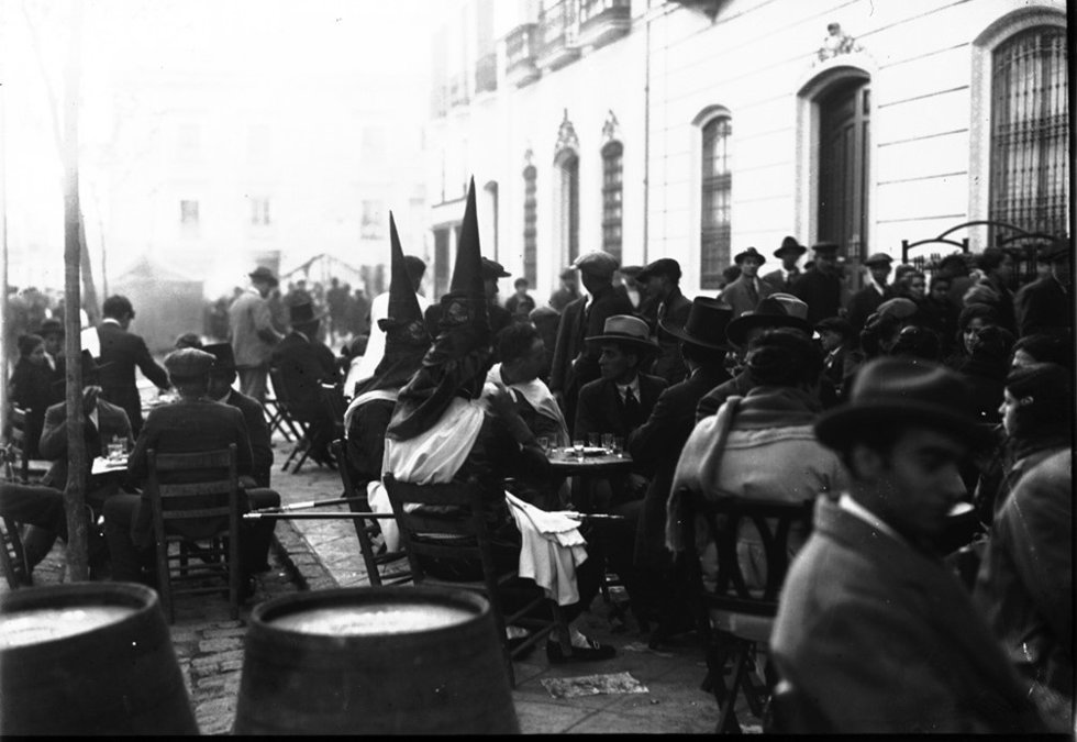 Imagen de nazarenos de la Esperanza de Triana de la Fototeca de la US.