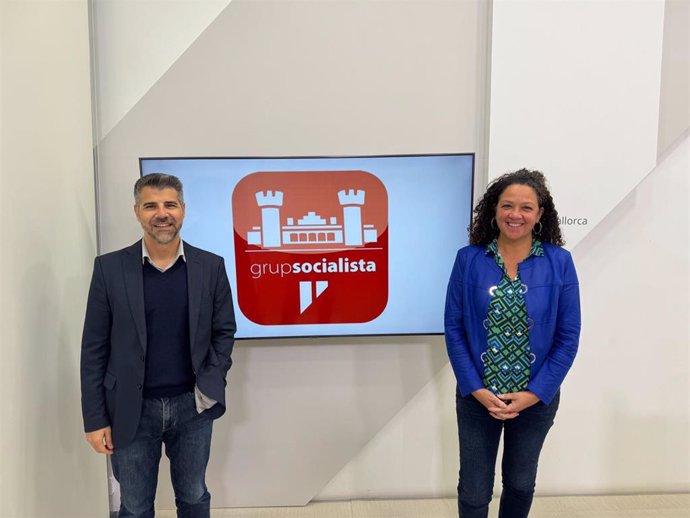 Los portavoces del grupo socialista en el Consell de Mallorca, Catalina Cladera y Javier de Juan.