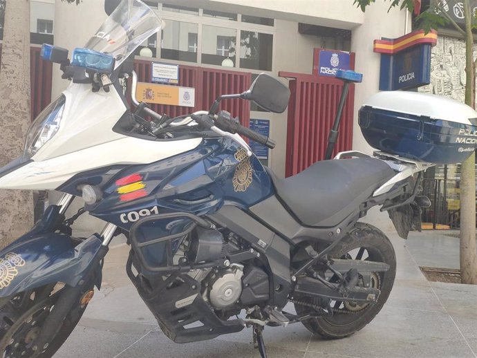 Moto de la Policía Nacional en Málaga.