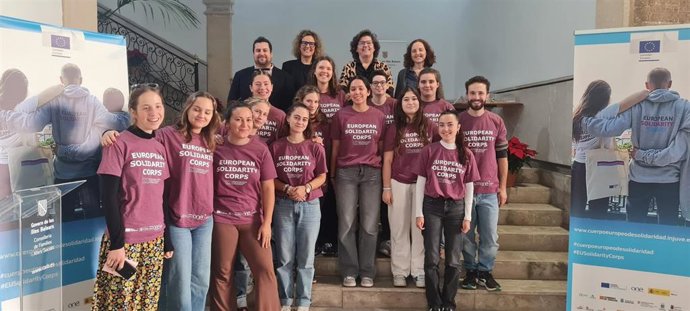 Voluntarios del CES junto a la consellera del ramo, Catalina Cirer