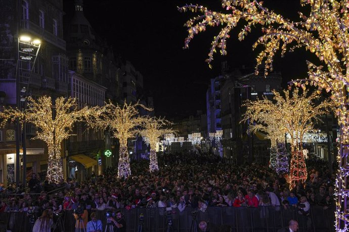 Cientos de personas asisten al encendido de las luces de Navidad en Porta do Sol, a 16 de noviembre de 2024, en Vigo