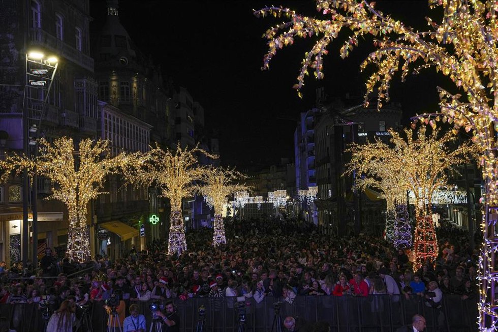 Cientos de personas asisten al encendido de las luces de Navidad en Porta do Sol, a 16 de noviembre de 2024, en Vigo