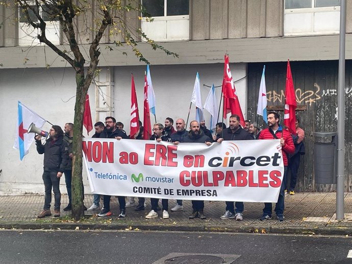 Trabajadores de Circet protestan a las puertas del Parlamento de Galicia.