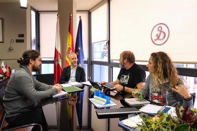 El consejero de Educación, Sergio Silva, se reúne con representantes de la Federación de Asociaciones de Madres y Padres de Alumnado de Cantabria (FAMPA)