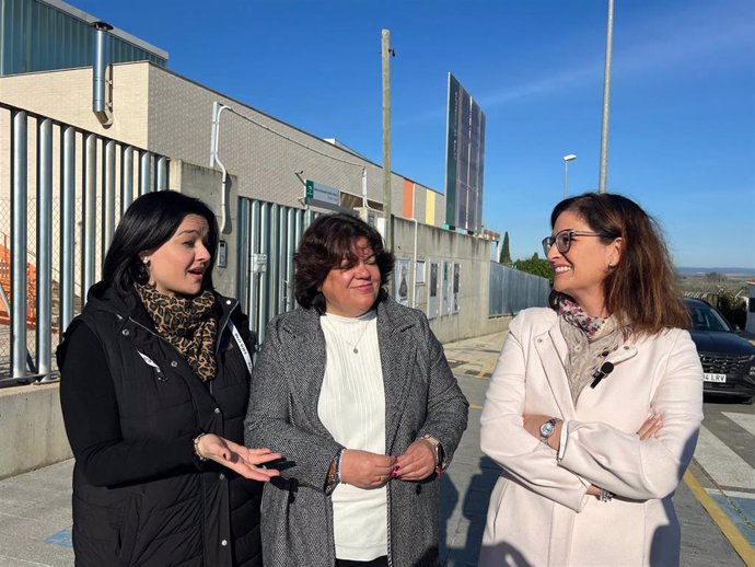 La diputada autonómica por el Partido Popular de Sevilla, Virginia Pérez; la vicesecretaria de Educación, Sanidad y Deporte del PP de Sevilla, Gloria Guillén; y la alcaldesa del PP, María Eugenia Romero.