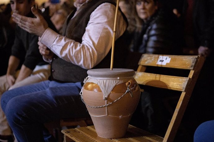 Detalle de una zambomba, el instrumento que da nombre a una de las celebraciones tradicionales de la Navidad en Jerez.