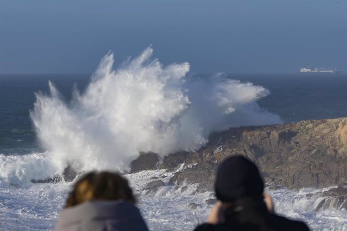 Archivo - Dos personas observan el oleaje, a 21 de febrero de 2022, en A Coruña, Galicia (España). 