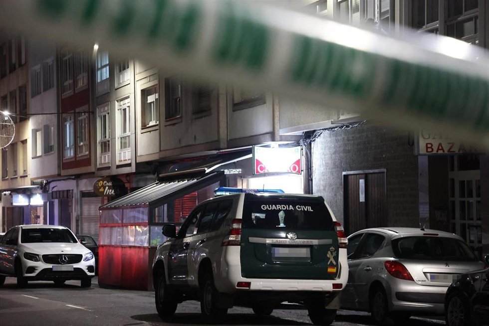 Varios agentes de la Guardia Civil acordonan la zona del suceso en Carballo, a 4 de diciembre de 2024, en Carballo, A Coruña, Galicia (España). Un hombre ha fallecido este miércoles al resultar herido con un arma de fuego en el bar Castro de Carballo. L