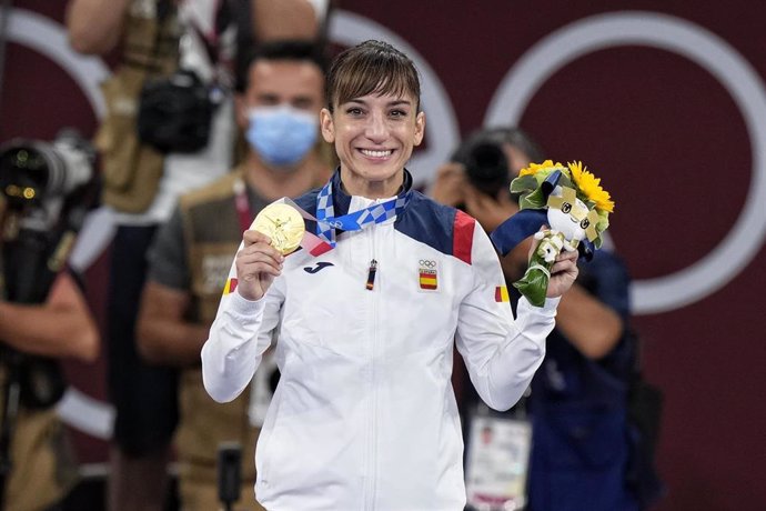 Archivo - La karateca española Sandra Sánchez muestra el oro ganado en los Juegos Olímpicos de Tokyo 2020.