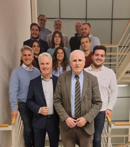 Ramon Talamás (Cámara de Terrassa) y Joan Ligorio (EADA) con los participantes del posgrado