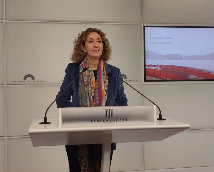 La diputada de ERC en el Parlament y exconsellera de Territorio, Ester Capella, en rueda de prensa