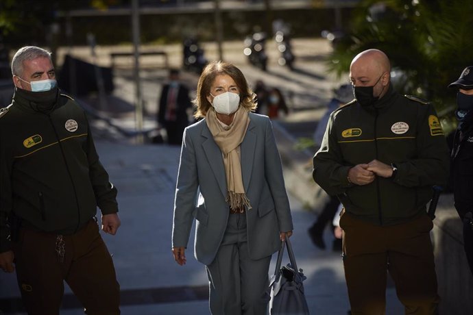 Archivo - La exalcaldesa de Madrid Ana Botella a su llegada al juicio para testificar por la enajenación de 1.860 viviendas protegidas en su mandato, en la Audiencia Provincial de Madrid, a 17 de noviembre de 2021, en Madrid, (España).