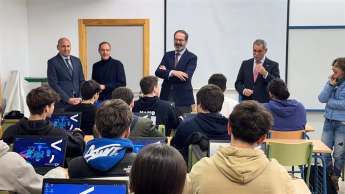 Molina (centro), junto a Viso (2º dcha.), en la visita al IES Séneca, con motivo del reparto de dispositivos digitales a los alumnos.