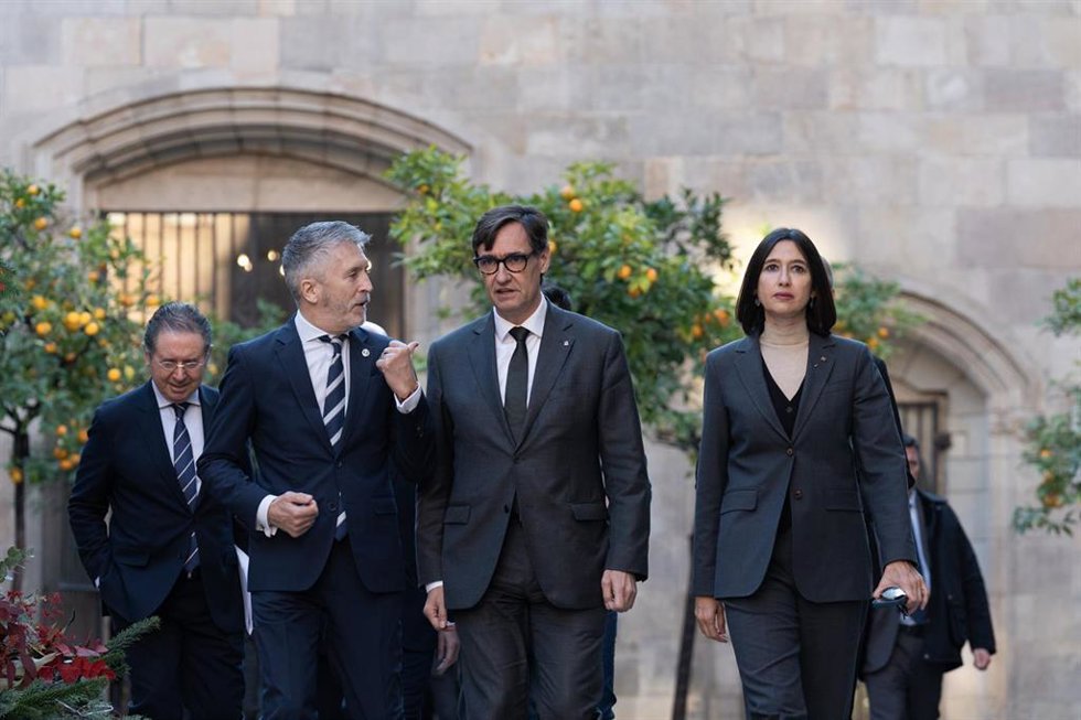 (I-D) El ministro del Interior, Fernando Grande-Marlaska; el  presidente de la Generalitat de Cataluña, Salvador Illa y la consellera de Interior y Seguridad Pública de la Generalitat, Núria Parlon, llegan a la Junta de Seguridad de Cataluña, en el Pala