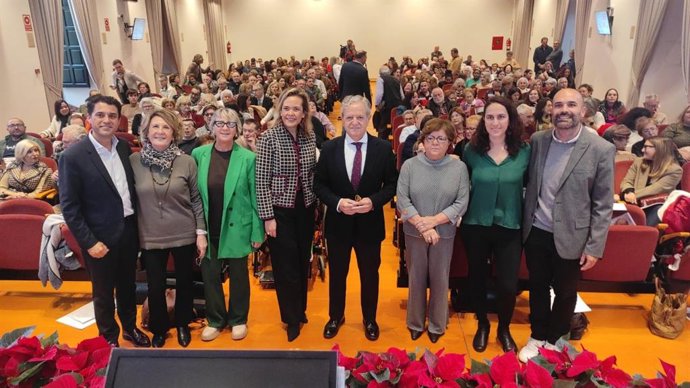 Fuentes (centro), junto al resto de autoridades, en el acto por el Día del Voluntariado.