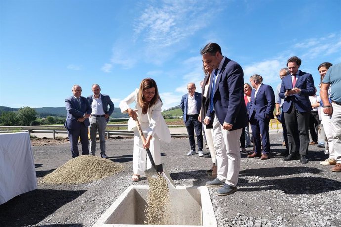 Archivo - La presidenta de Cantabria, María José Sáenz de Buruaga, pone la primera piedra del Centro Logístico de La Pasiega.- Archivo