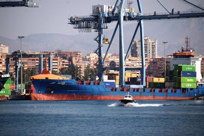 Imagen de archivo de un barco en el Puerto de Alicante.