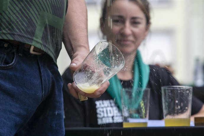 Archivo - Un hombre escancia sidra en el XXXVI Concurso Internacional de Escanciadores de Sidra durante el XLVI Festival de la Sidra Nava 2023, a 9 de julio de 2023, en Nava, Asturias (España). 