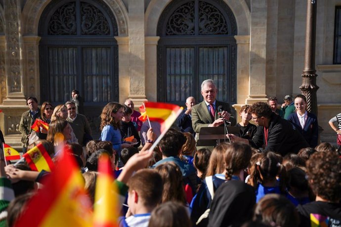 El alcalde de Sevilla, José Luis Sanz, en la gymkana educativa para escolares sobre el día de la Constitución.