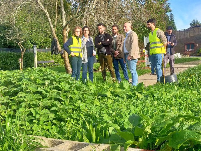 El concejal de Medio Ambiente y Sostenibilidad del Ayuntamiento de Gijón, Rodrigo Pintueles, visita la parcela de tecnosuelos, en el Jardín Botánico Atlántico.