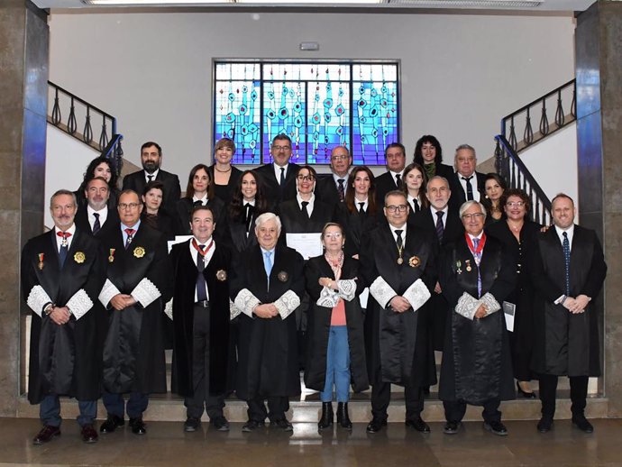 Foto de familia de los graduados sociales.