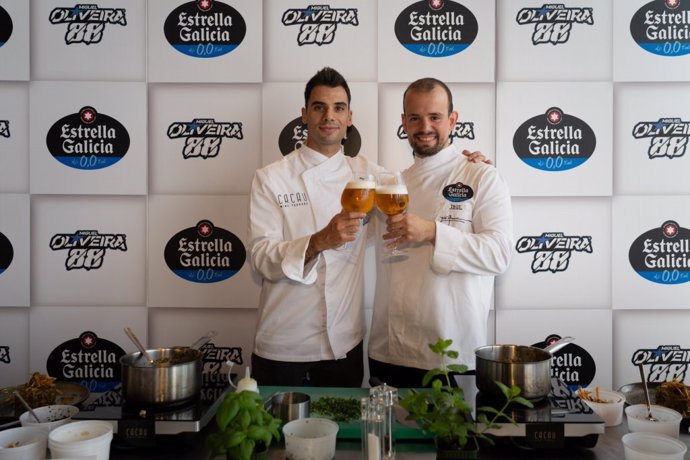 Miguel Oliveira (izda) brinda con una Estrella Galicia 0,0 con el cocinero portugués Joao Amorim en Oporto