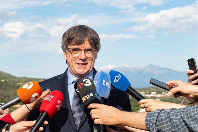 Archivo - El expresidente de la Generalitat de Catalunya y candidato de Junts a las elecciones catalanas, Carles Puigdemont, realiza unas declaraciones a la prensa, en el Castillo de La Roca d’Albera, a 12 de mayo de 2024, en Laroque-des-Albères (Francia)