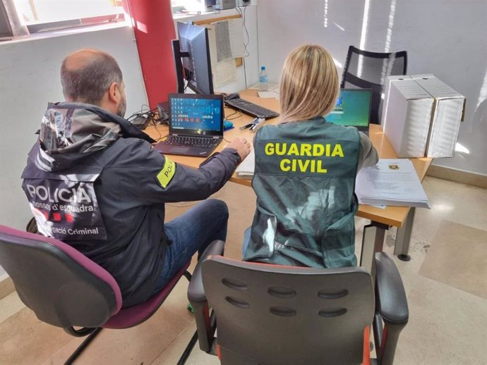 Un agente de los Mossos d'Esquadra y una agente de la Guardia Civil tras la detención de los 8 presuntos autores de 28 robos de cobre en empresas de Catalunya y Aragón