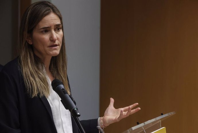 La ministra para la Transición Ecológica y el Reto Demográfico, Sara Aagesen, atiende a los medios de comunicación, en la sede de la Delegación del Gobierno en la Comunitat Valenciana.