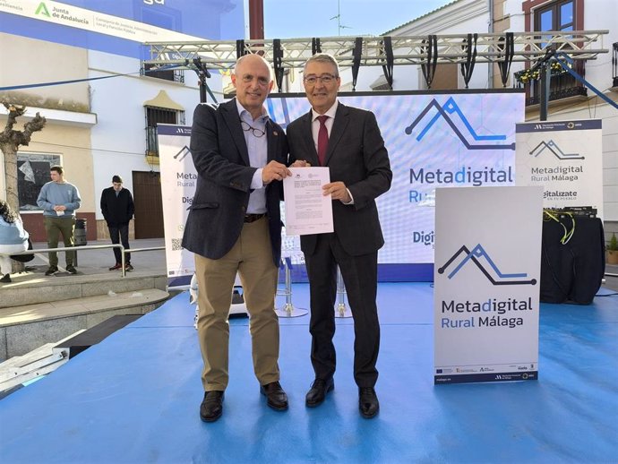 El presidente de la Diputación de Málaga, Francisco Salado, junto al alcalde de Teba, Cristóbal Corral, ha inaugurado este evento