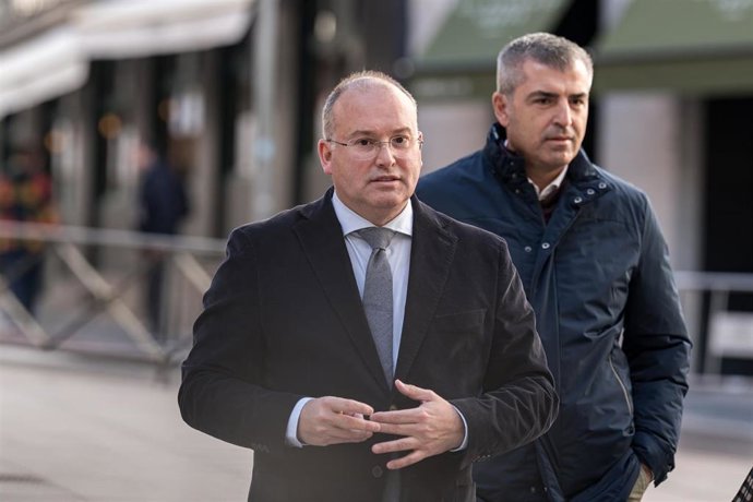 El portavoz del PP en el Congreso, Miguel Tellado (i), a su llegada a una reunión en la Delegación del Gobierno de Canarias en Madrid, a 5 de diciembre de 2024, en Madrid (España). 