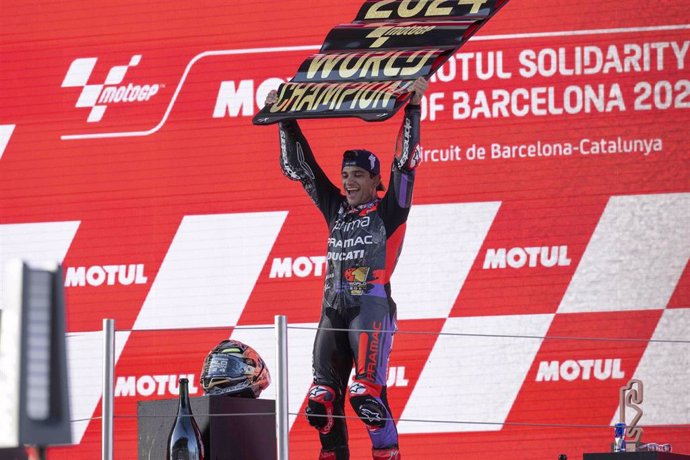 Jorge Martín celebra el cartel de campeón del mundo de MotoGP 2024 tras el GP Solidario de Montmeló