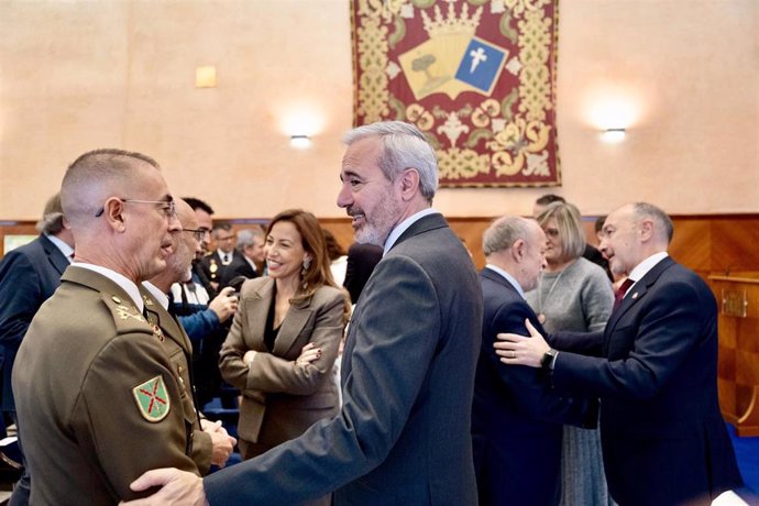 El presidente del Gobierno de Aragón, Jorge Azcón, el delegado del Gobierno en Aragón, Fernando Beltrán, y la alcaldesa de Zaragoza, Natalia Chueca, a la conclusión del acto por el XLVI aniversario de la Constitución Española.