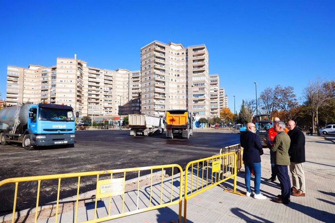 El consejero municipal de Urbanismo, Infraestructuras, Energía y Vivienda, Víctor Serrano; y el concejal del grupo municipal VOX, David Flores, visitan una de las nuevas zonas de estacionamiento