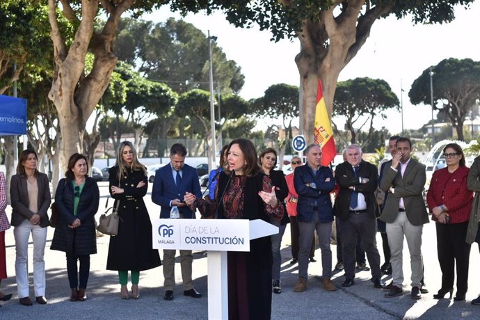 La presidenta del PP de Málaga, Patricia Navarro, ha afirmado que el Gobierno de España "incumple el mandato electoral y el mandato constitucional al que todos nos debemos y que obliga a procurar la igualdad de todos los españoles".