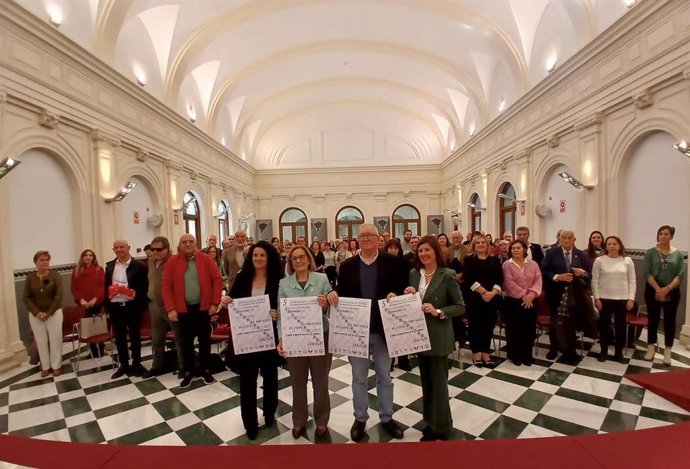 La delegada de Inclusión Social, Juventud, Familias e Igualdad, Matilde Ortiz (2i), ha sido la anfitriona del acto con los voluntarios