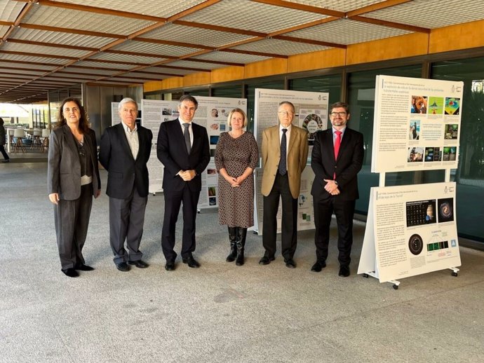 Representantes de la Fundación Descubre, del Instituto de Academias de Andalucía y de Endesa, en la muestra sobre la importancia de la luz.