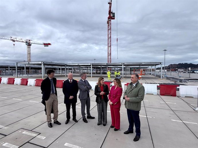 Visita al inicio de las obras de ampliación del silo de automóviles del Puerto de Santander.