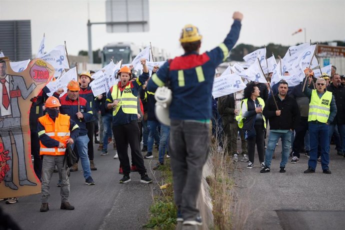 Ribadeo, Lugo. Los trabajadores de Alcoa realizan un corte en la Autovía A8 a la altura de Ribadeo.