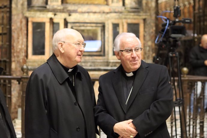 El cardenal Kevin J. Farrell, junto al arzobispo de Sevilla, monseñor Saiz Meneses.