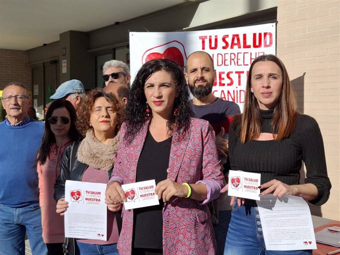 La coordinadora provincial de la coalición, Toni Morillas, acompañada de la segunda teniente alcalde de Alhaurín el Grande, Ana Belén Ordóñez, y de miembros de la asamblea local de IU, ha presentado esta campaña a las puertas del centro de salud.