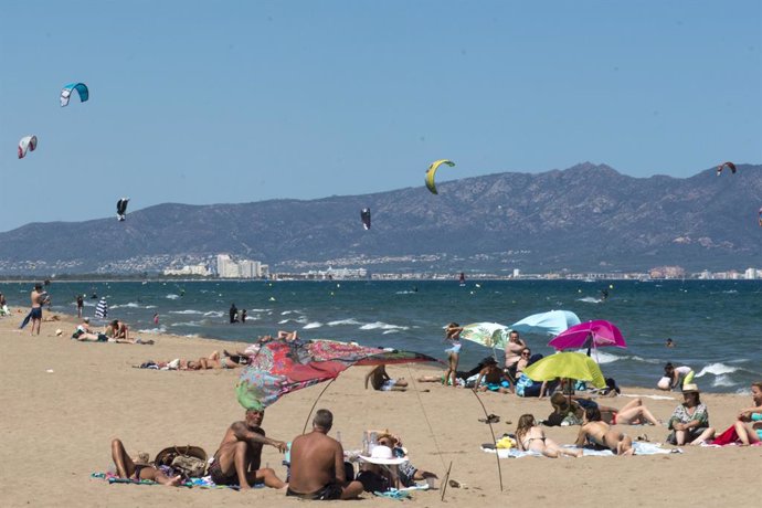 Archivo - La platja de Sant Pere Pescador (Girona)