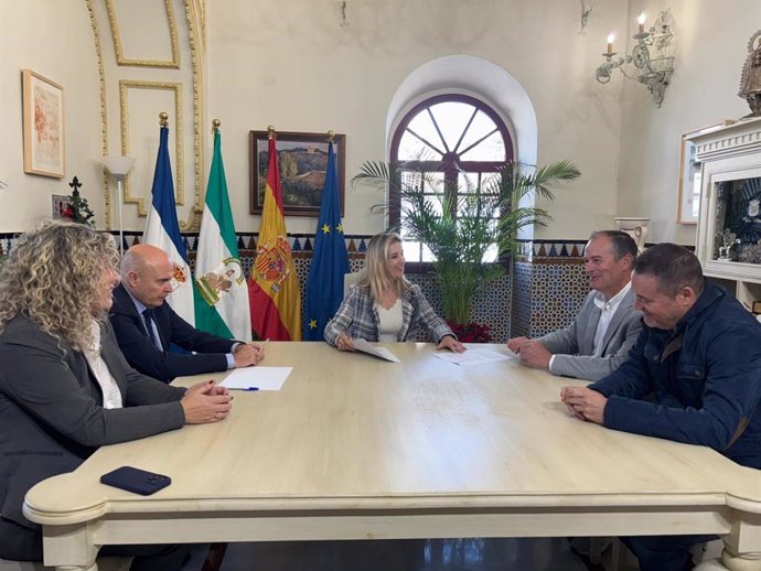 La alcaldesa de Alcalá, con dirigentes de la asociación Cabalgata de Reyes Campo de las Beatas.