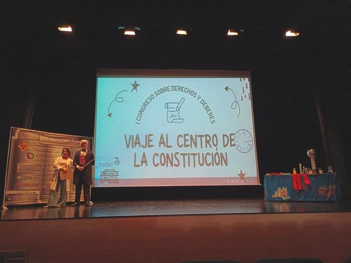 Escolares de Tomares celebran el Día de la Constitución con un teatro participativo en el auditorio municipal