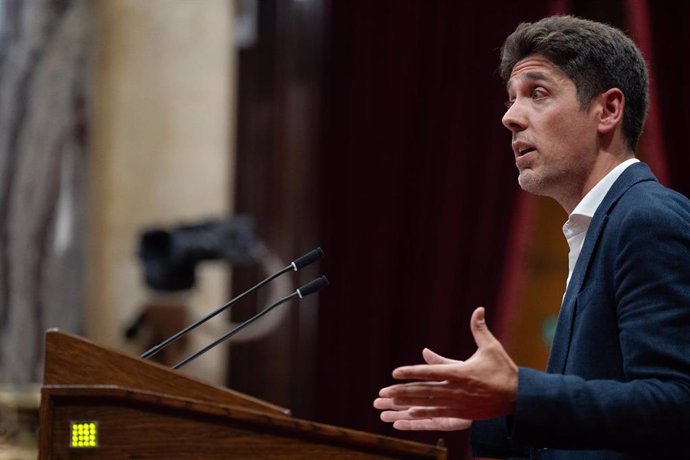 Archivo - El portavoz de los Comuns en el Parlament, David Cid, interviene durante el debate de Política General en el Parlament de Catalunya, a 9 de octubre de 2024