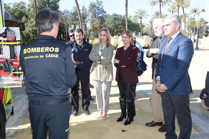 La presidenta de Diputación, Almudena Martínez, junto a la alcaldesa de Jerez y el presidente del Consorcio de Bomberos en la presentación de nuevos vehículos.