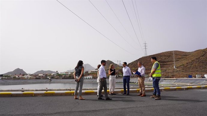 Visita de técnicos y dirigentes políticos a la balsa de El Saltadero