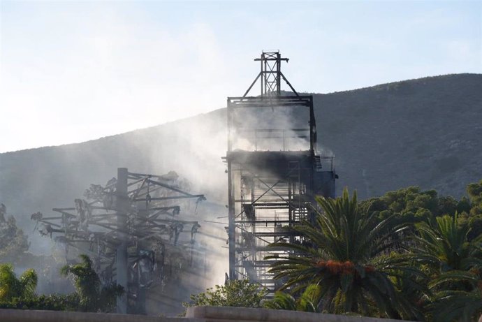 Vista de la estructura del parque acuático de Torremolinos afectada por el incendio.